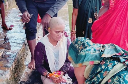 बेटी बनी मिसाल : बेटे की तरह पूरा की पिंडदान की रस्म, पिता की अंतिम इच्छा की पूरी, मुंडन भी कराया