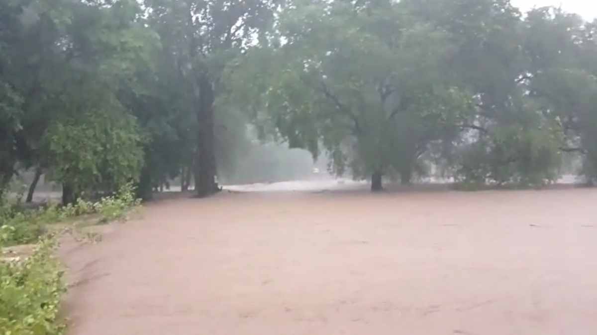 बस्तर में भारी बारिश : नदी-नाले उफान पर, सड़क के ऊपर दो फीट बह रहा पानी, नेशनल हाईवे बंद, देखें VIDEO…