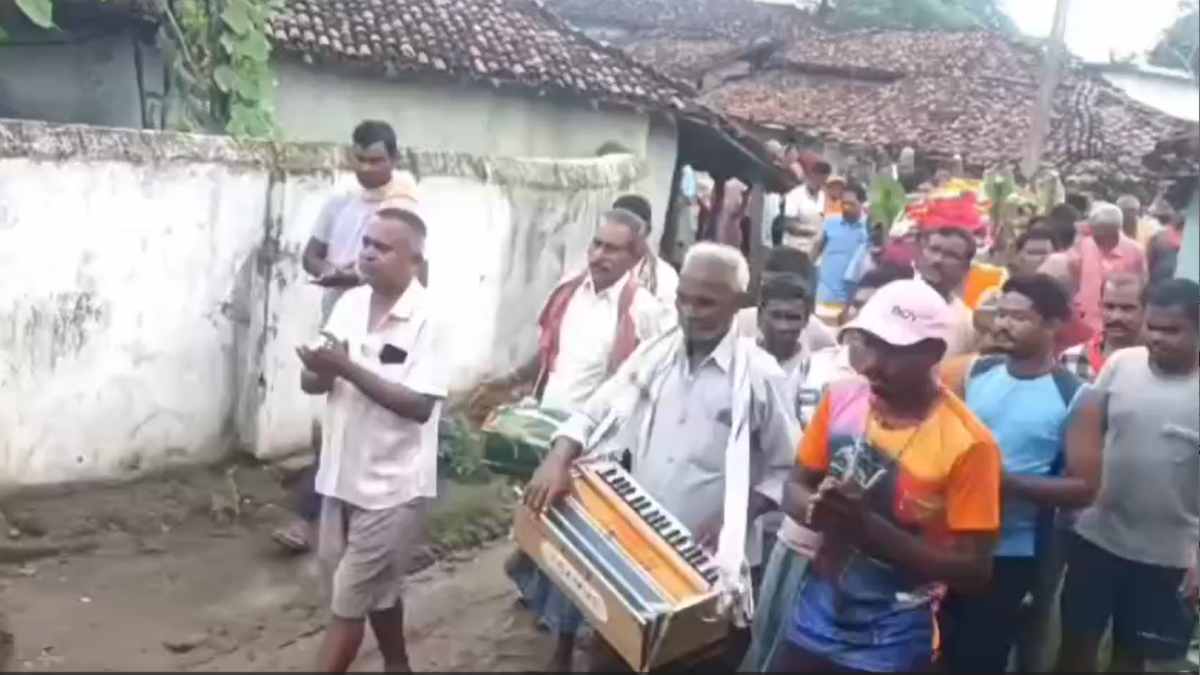”एकर का भरोसा चोला माटी के हे राम”… गांव के मुखिया के निधन पर ग्रामीणों ने भजन-कीर्तन और बाजे-गाजे के साथ निकाली अंतिम यात्रा
