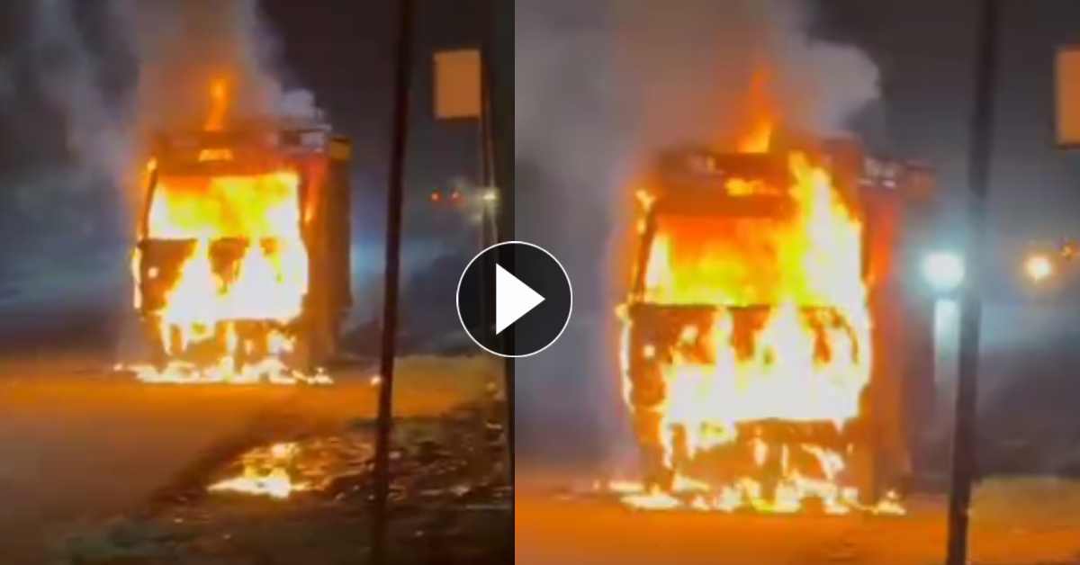 चलती पिकअप में लगी आग: बीच सड़क पर धू-धूकर जली गाड़ी, इस हालत में मिला ड्राइवर