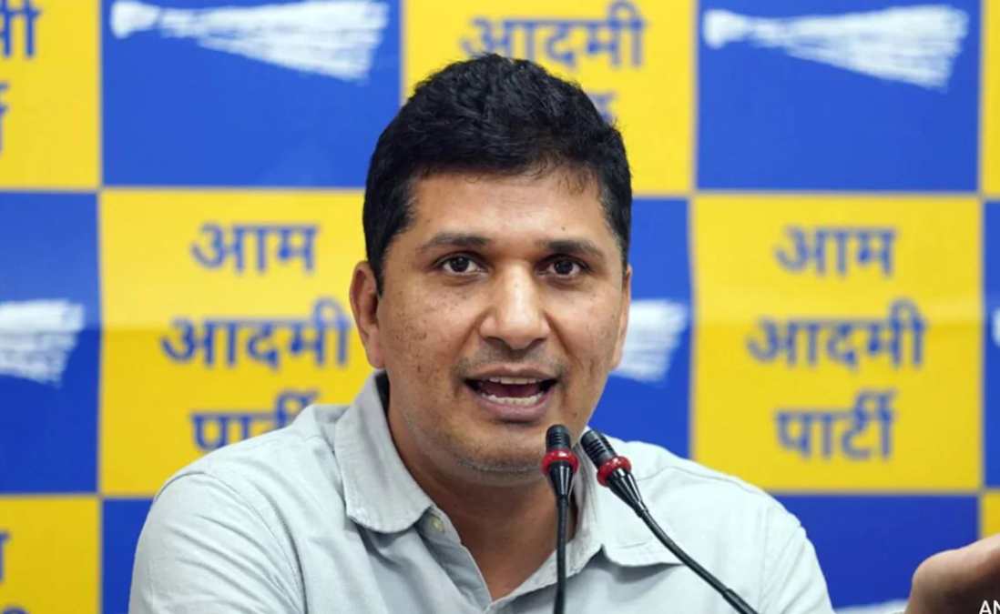 दिल्ली में जलभराव को लेकर भाजपा सरकार पर बरसे AAP नेता, सौरभ भारद्वाज ने कहा – अपने चारों इंजन कबाड़ी को बेचकर 4 नांव खरीद लो…