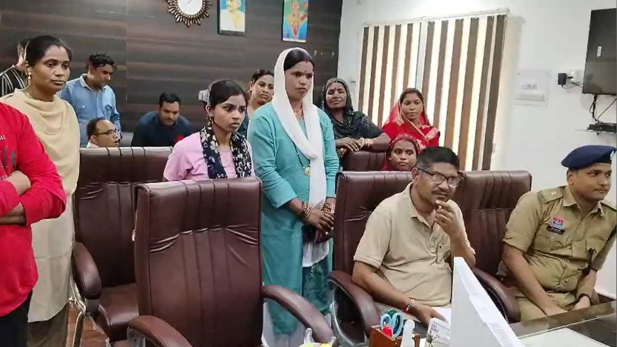 पुलिसकर्मी पर गुंडागर्दी का आरोप : वार्डवासियों ने एसपी से लगाई न्याय की गुहार, कहा – पिटाई से एक ही परिवार के 6 लोग घायल, थाने में नहीं लिखी गई FIR