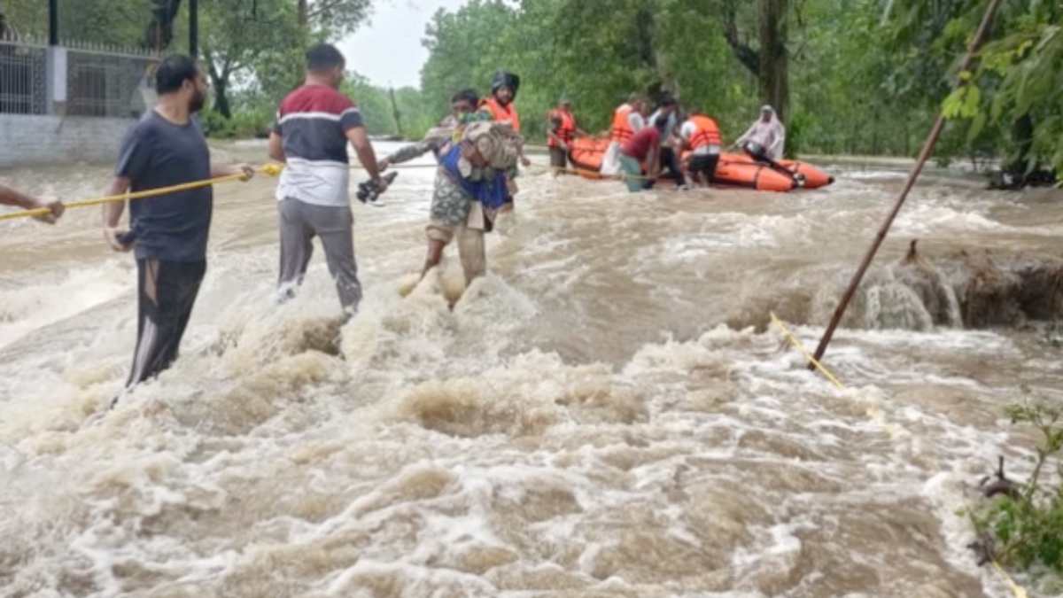 पंजाब में राहत कार्य जोरों पर : पिछले 24 घंटों में 4711 बाढ़ पीड़ितों को सुरक्षित स्थानों पर पहुंचाए गए, 77 राहत शिविरों में 4729 लोगों को मिला आश्रय
