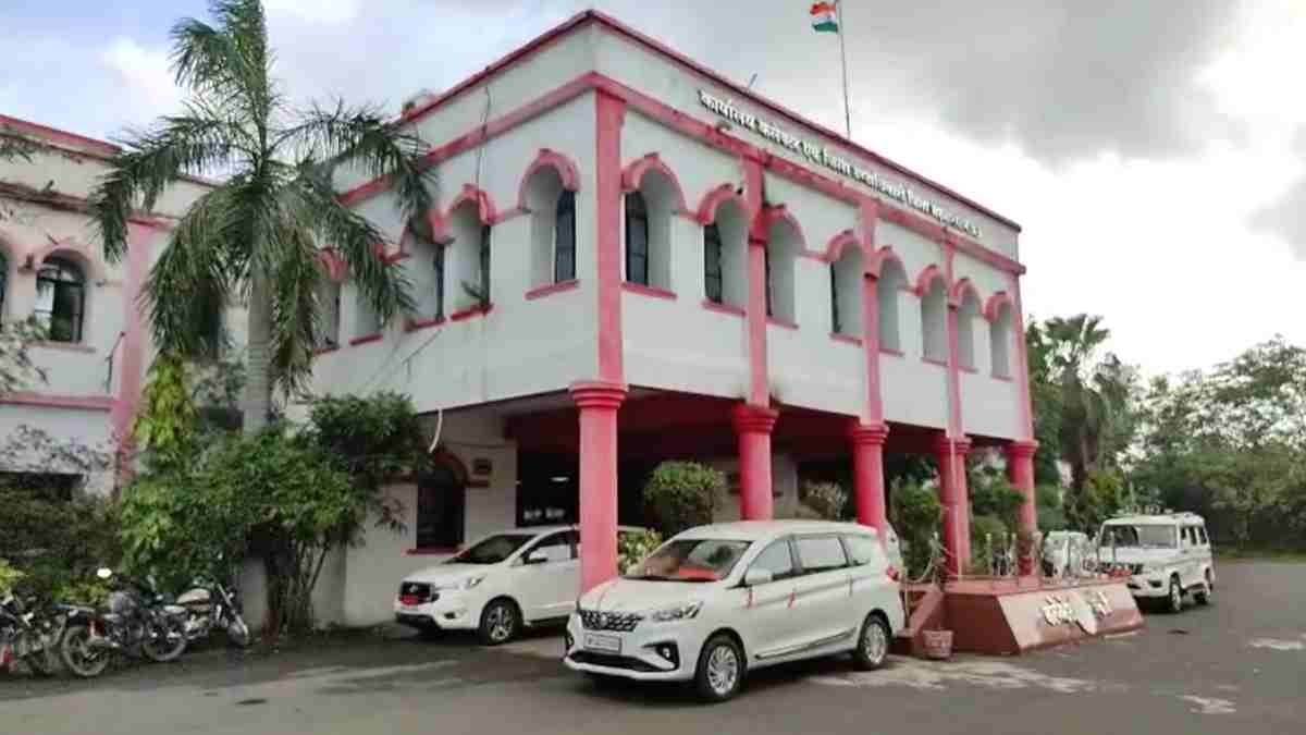कलेक्टर कार्यालय के सरकारी भूमि की होगी नीलामीः इसके पहले टेबल, कुर्सी, पखें की हो चुकी कुर्की, जानिए क्या है मामला