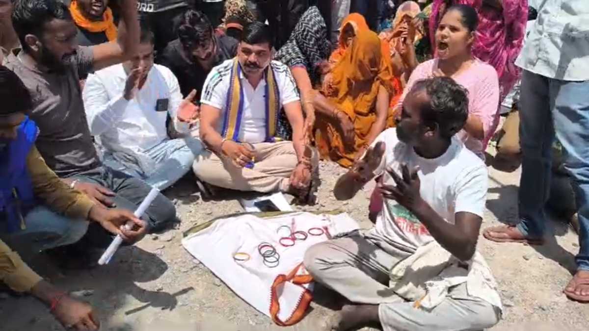 मारपीट मामले में डेढ़ साल में नहीं हुई कार्रवाईः थाने के सामने प्रदर्शन कर महिलाओं ने पुलिस को चूड़ियां की भेंट