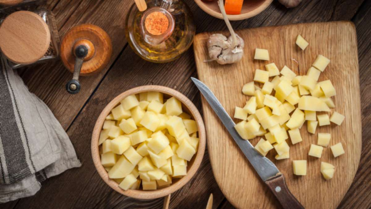 Kitchen Tips: कटे हुए आलू नहीं पड़ेंगे काले, बस अपनाएं ये तरीका