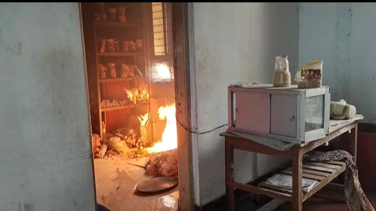 CG News : विश्वविद्यालय की कैंटीन में आग लगने से मची अफरा-तफरी, महिला कर्मचारी बेहोश, देखें VIDEO…