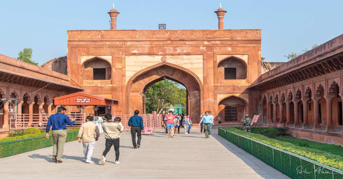 ताजमहल के पूर्वी गेट पर भिड़े दो युवक, सड़क पर ही हो गए शुरू