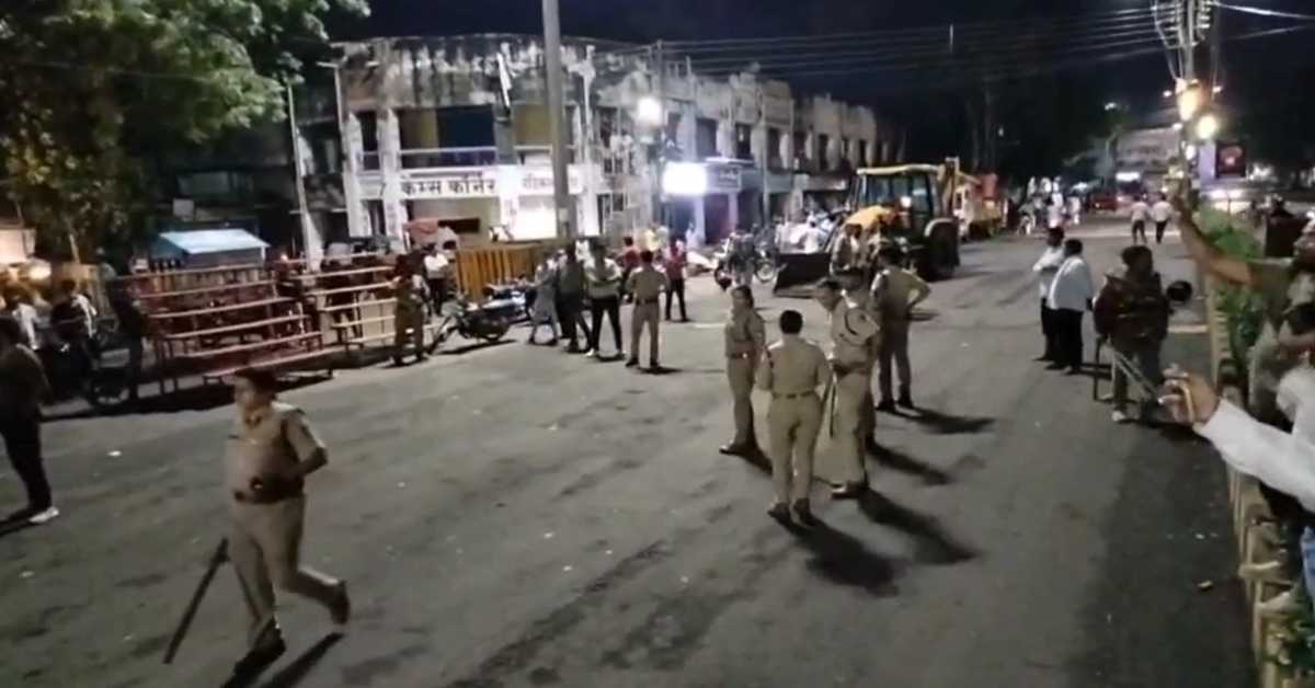 गणेश पंडाल को लेकर विवाद, देर रात तक चला हंगामा: ट्रैफिक व्यवस्था का हवाला देकर प्रशासन ने हटाया