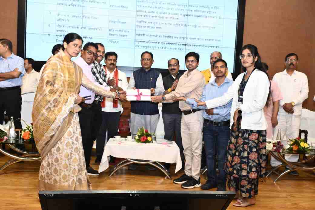 संपूर्णता अभियान : उत्कृष्ट काम करने वाले दो जिलों और 6 विकासखंडों को मिला स्वर्ण पदक, सीएम साय ने कहा – विशेष पिछड़ी जनजातियों को विकास की सबसे ज्यादा जरूरत