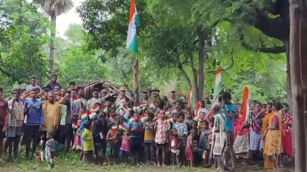 छत्तीसगढ़ का वो नक्सल प्रभावित गांव, जहां आजादी के 78 साल बाद पहली बार लहराया तिरंगा… देखें Video