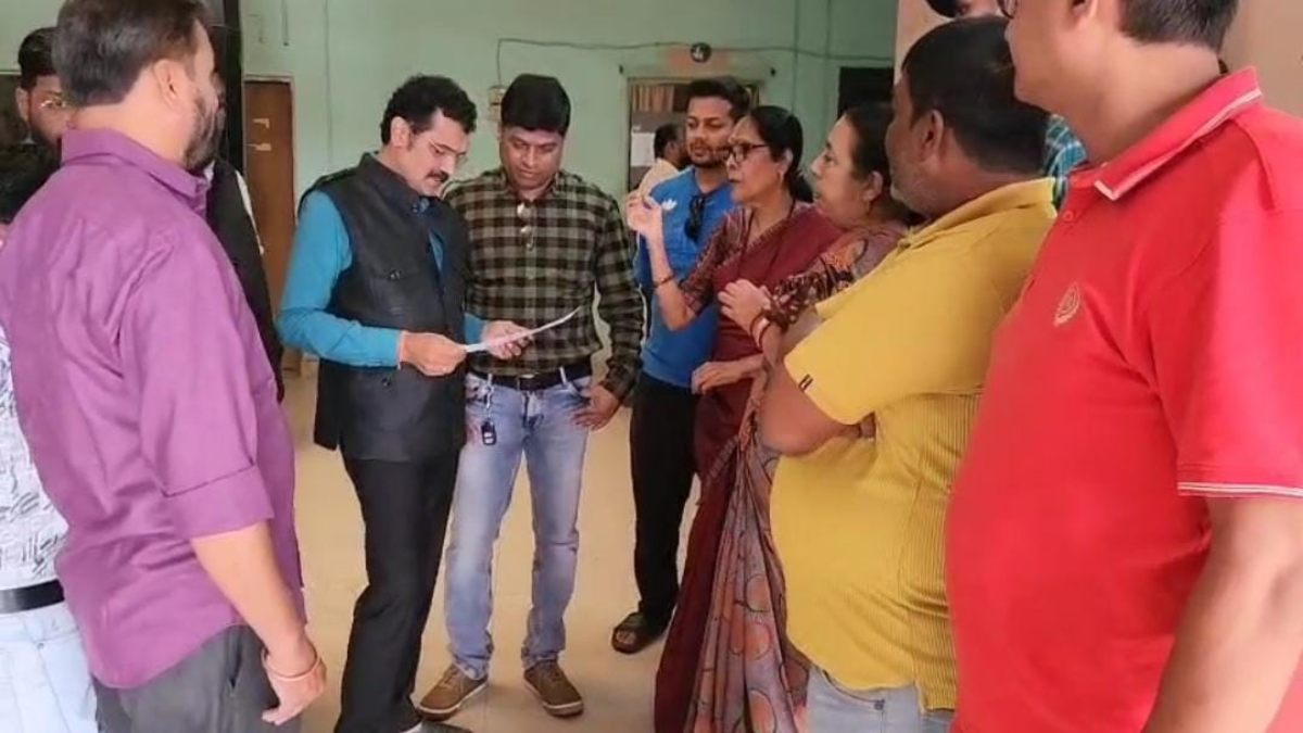 CG NEWS: भाजपा पार्षद का बगावती तेवर, वार्ड वासियों की समस्याओं को लेकर महापौर को सौंपा ज्ञापन, अपनी ही सरकार पर उठाए सवाल…