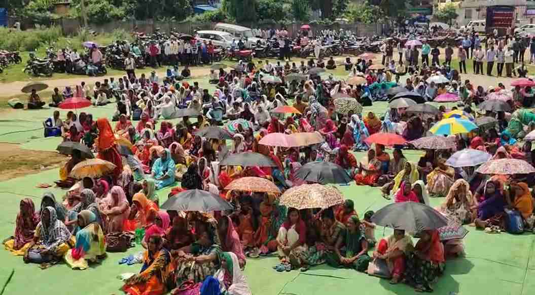 ईसाई समुदाय का बड़ा प्रदर्शन : नन की गिरफ्तारी और चर्च में तोड़फोड़ का विरोध, कलेक्ट्रेट घेराव करने निकले प्रदर्शनकारियों को पुलिस ने रोका