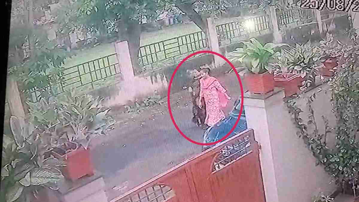 बिना वेरिफिकेशन नौकरानी रखना पड़ा भारीः स्कूल संचालक के घर से 4 लाख नकदी और 30 लाख के जेवरात पार, चोरी की वारदात CCTV में कैद