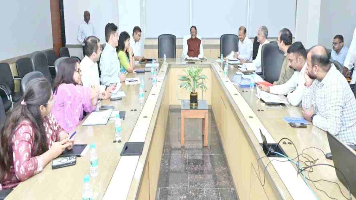 लंबित राजस्व मामलों पर सीएम सख्त : विष्णुदेव साय ने वीडियो कॉन्फ्रेंसिंग के जरिए ली बैठक, कलेक्टरों और संभाग आयुक्तों से कहा – नहीं चलेगी लापरवाही, समय सीमा में हो मामलों का निराकरण