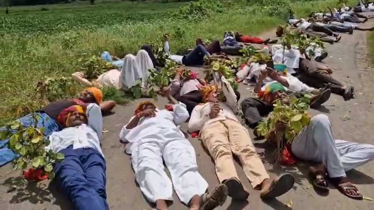 किसानों का अनोखा प्रदर्शन: खराब फसल के साथ सड़क पर लेटकर किया विरोध प्रदर्शन, बीमा राशि नहीं मिलने से आक्रोश