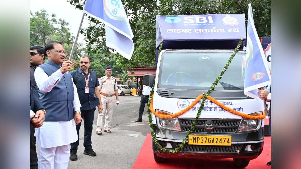 CM साय ने सायबर सतर्कता रथ को दिखाई हरी झंडी, बैंक से जुड़ी गोपनीय जानकारी और OTP किसी से शेयर न करने की लोगों से की अपील