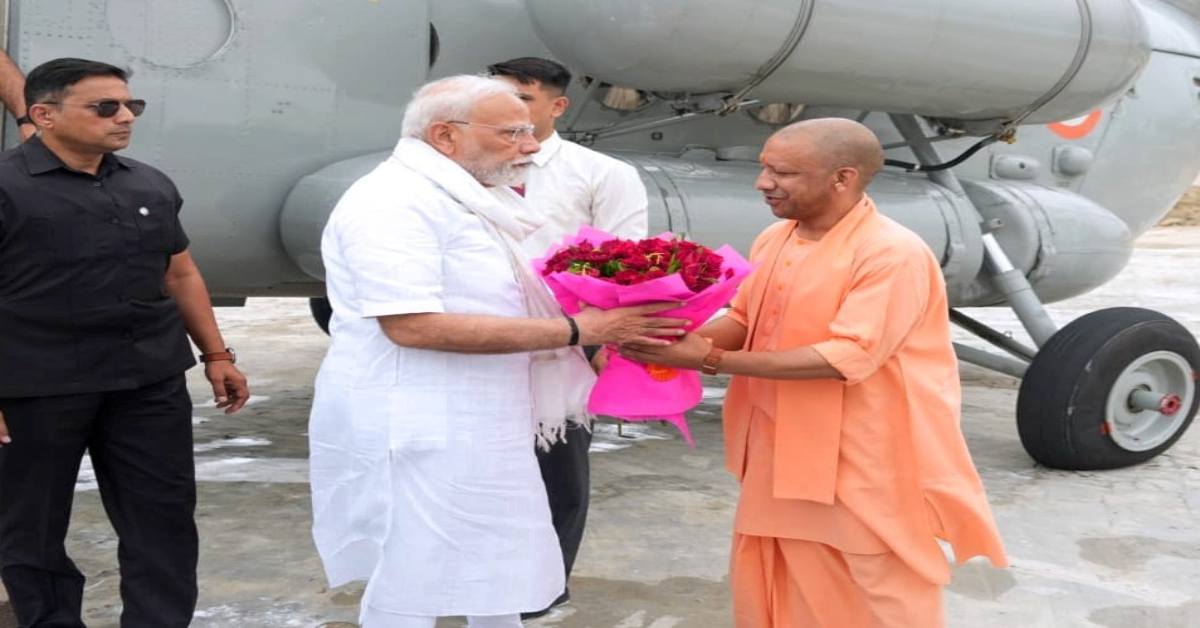 वाराणसी पहुंचे पीएम मोदी: सीएम योगी ने किया स्वागत, 52 परियोजनाओं का करेंगे लोकार्पण-शिलान्यास