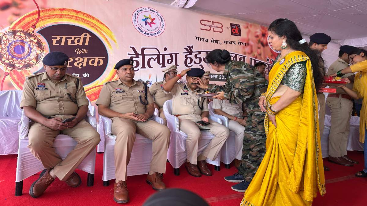 राखी विद रक्षक: महिलाओं ने जवानों की कलाई में बांधी प्रेम की डोर, कहा- जब आप जागते हैं, तभी हम चैन से सो पाते हैं…