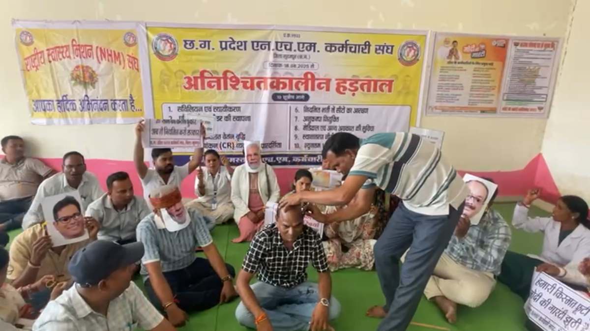 NHM कर्मचारियों का प्रदर्शन 11वें दिन भी जारी, सिर मुंडवाकर जताया विरोध, सरकार पर लगाया वादा खिलाफी का आरोप….