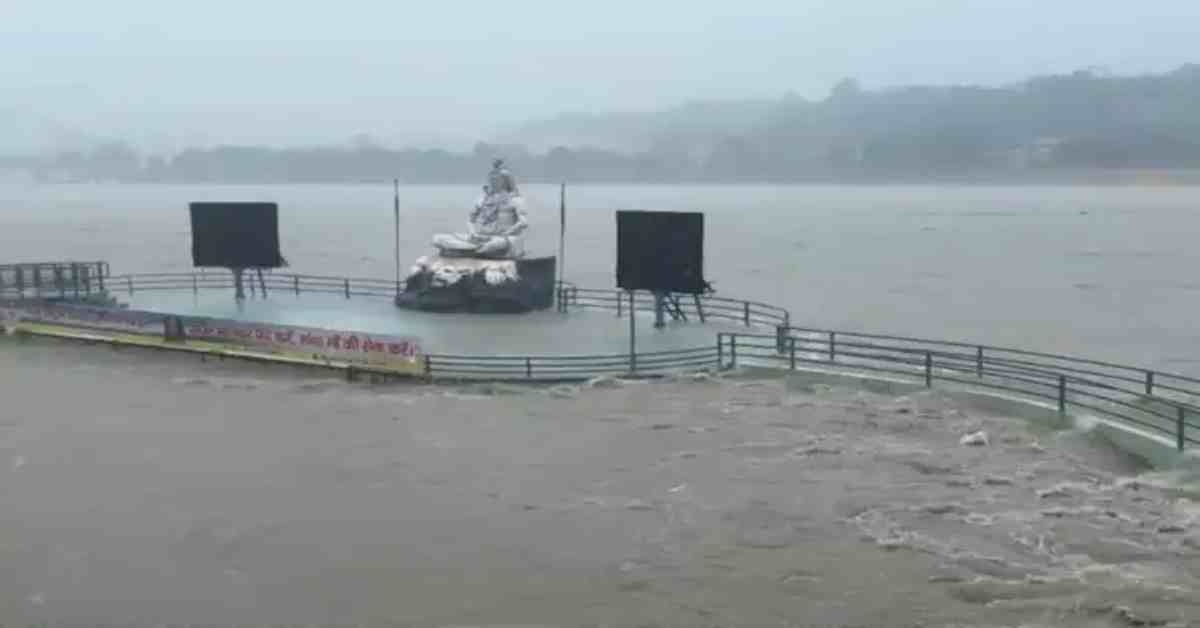 ऋषिकेश में बाढ़ का कहर: परमार्थ निकेतन और त्रिवेणी घाट डूबे, आम जनजीवन बुरी तरह ठप