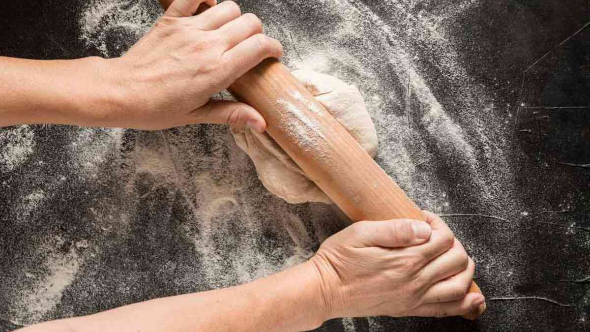 Kitchen Tips: नहीं निकल रहा है चकला बेलन में चिपका आटा ? तो ये घरेलू नुस्खे अपनाएं