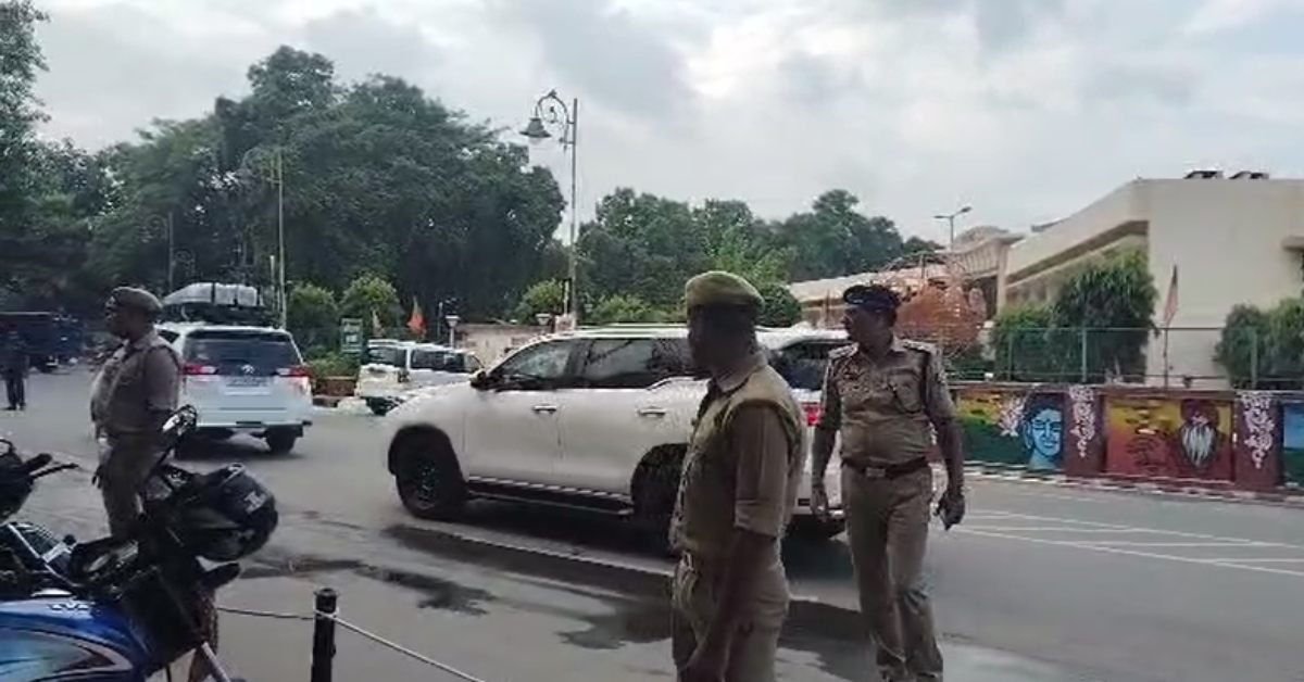 बाबा विश्वनाथ की नगरी पहुंचे सीएम योगी, दो दिन के प्रवास में विकास कार्यों और कानून व्यवस्था की करेंगे समीक्षा