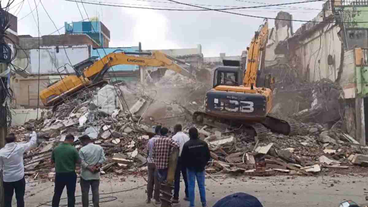 महाकाल मंदिर के पास चिकन मटन की अवैध दुकान: सरकार ने चलाया बुलडोजर, कुछ महीने पहले 12 बिल्डिंग को किया था जमींदोज