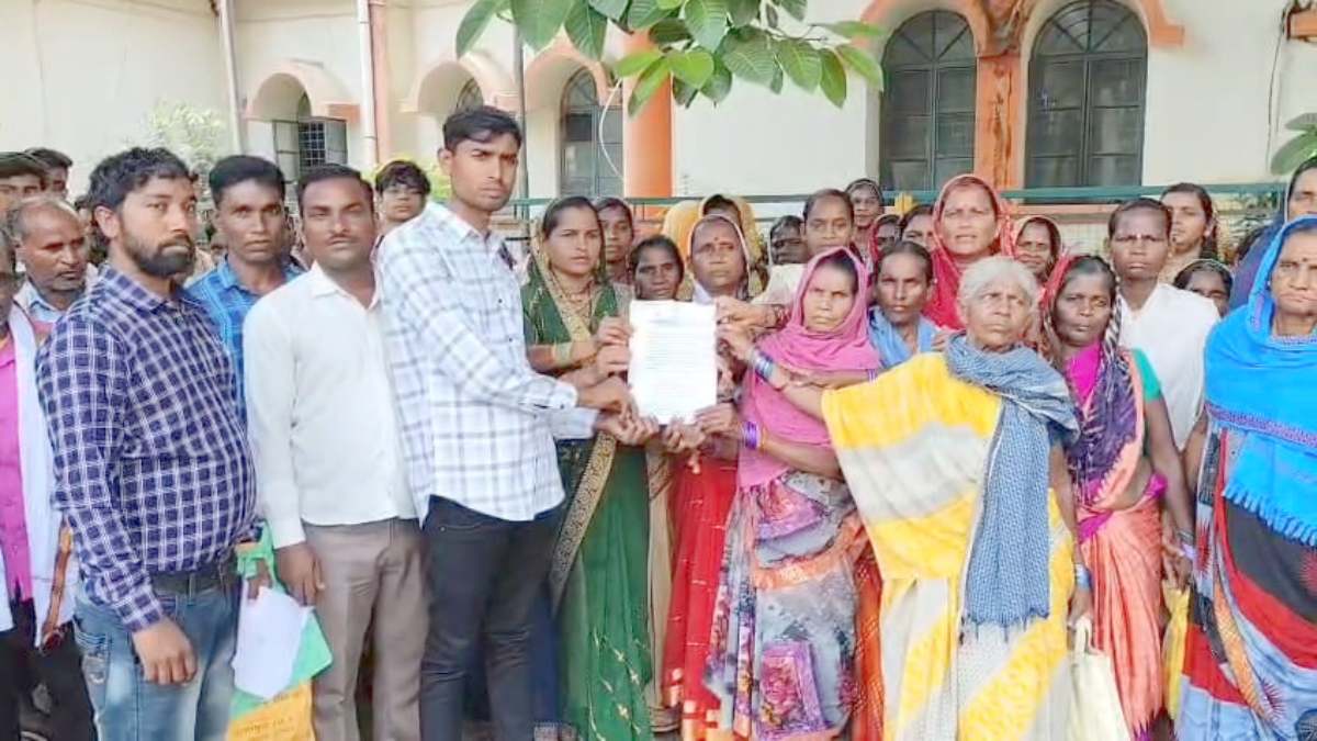 मनोरमा इंडस्ट्री को चारागाह और श्मशान घाट की जमीन देने का विरोध, सैकड़ों ग्रामीण पहुंचे कलेक्ट्रेट, कलेक्टर से की शिकायत