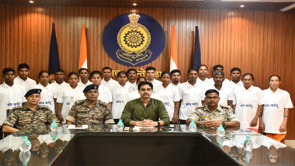 नक्सली संगठन को बड़ा झटका : 21 नक्सलियों ने किया सरेंडर, 13 पर 25 लाख 50 हजार रुपए का घोषित था इनाम