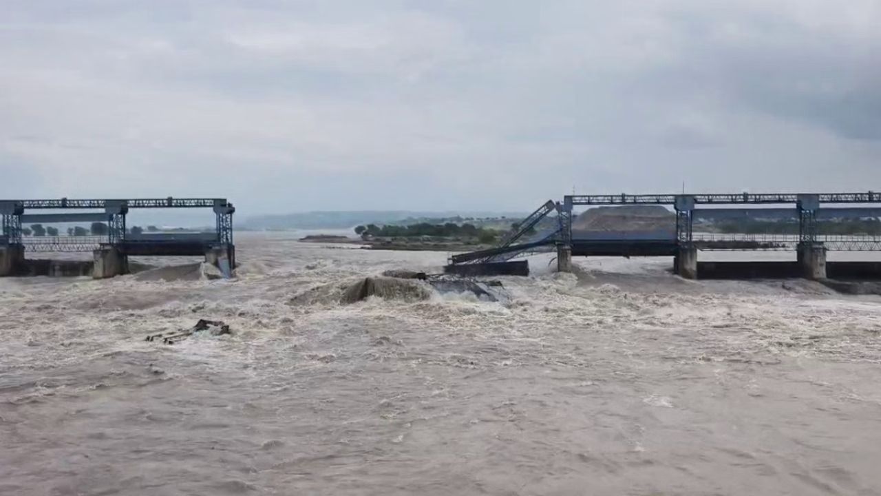 पठानकोट में बाढ़ का कहर: माधोपुर हेडवर्क्स के 3 फ्लड गेट टूटे, 50 लोग फंसे, हेलीकॉप्टर से रेस्क्यू जारी