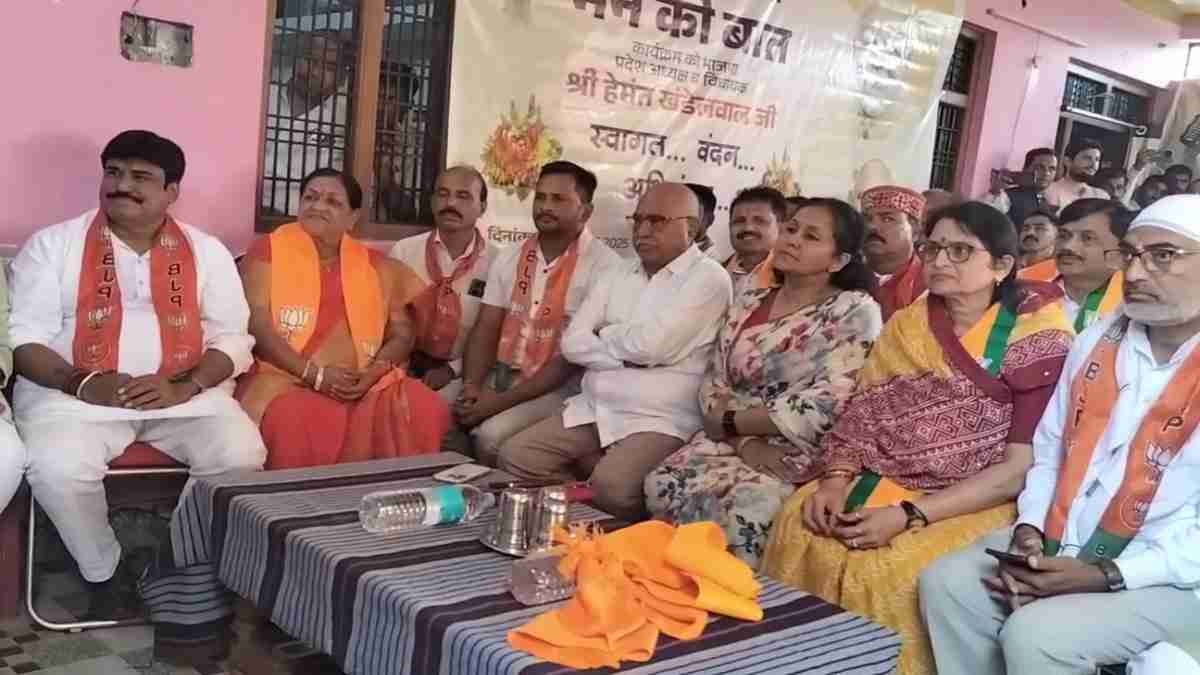 बीजेपी प्रदेश अध्यक्ष हेमंत खंडेलवाल पहुंचे नर्मदापुरमः केसला ब्लॉक के गांव में सुनी पीएम के मन की बात