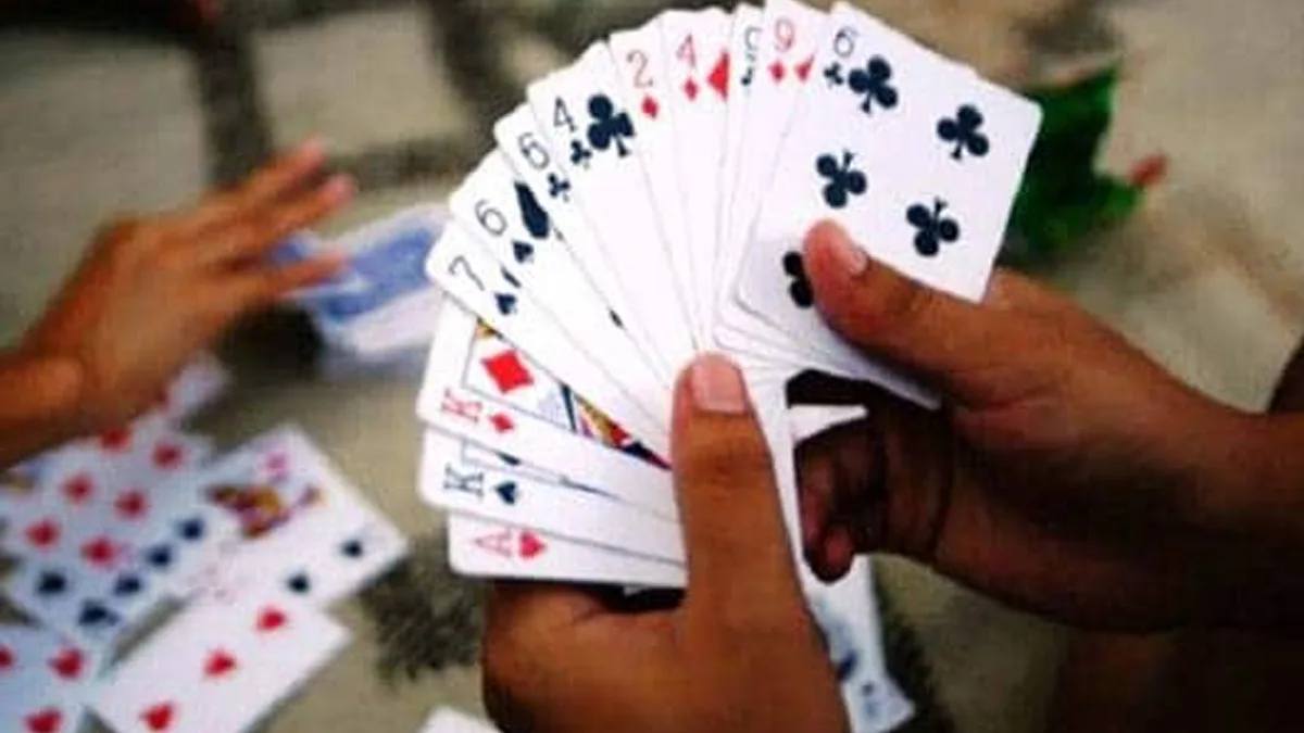 Odisha News: जुआ अड्डे पर पुलिस की बड़ी छापेमारी, 14 गिरफ्तार, 20 कारें और 1 लाख से अधिक नकदी जब्त