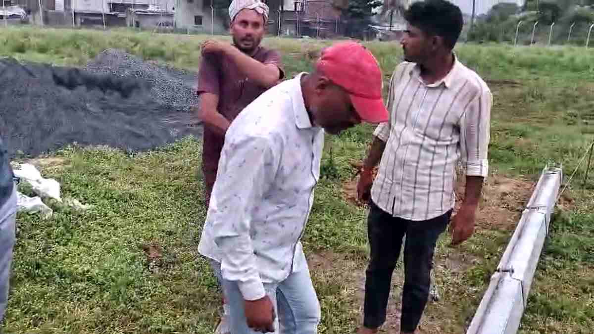 बिजली पोल गिरने से सुपरवाइजर की मौत मामला: परिजन बोले– यह हादसा नहीं हत्या, क्रेन की जगह ट्रैक्टर से लिया जा रहा था काम, दोषियों पर कार्रवाई की मांग