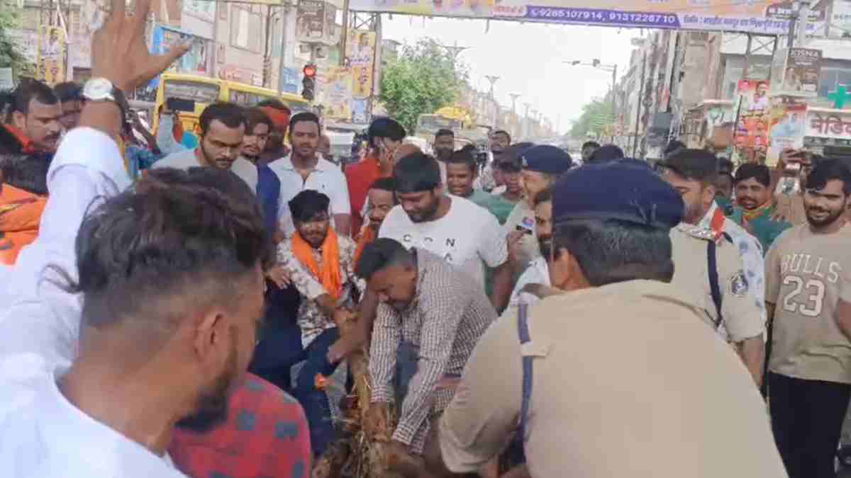 बजरंग दल ने राहुल और सोनिया गांधी का फूंका पुतला, मानव तस्करी मामले में जेल में बंद ननों का समर्थन करने पर जताया आक्रोश