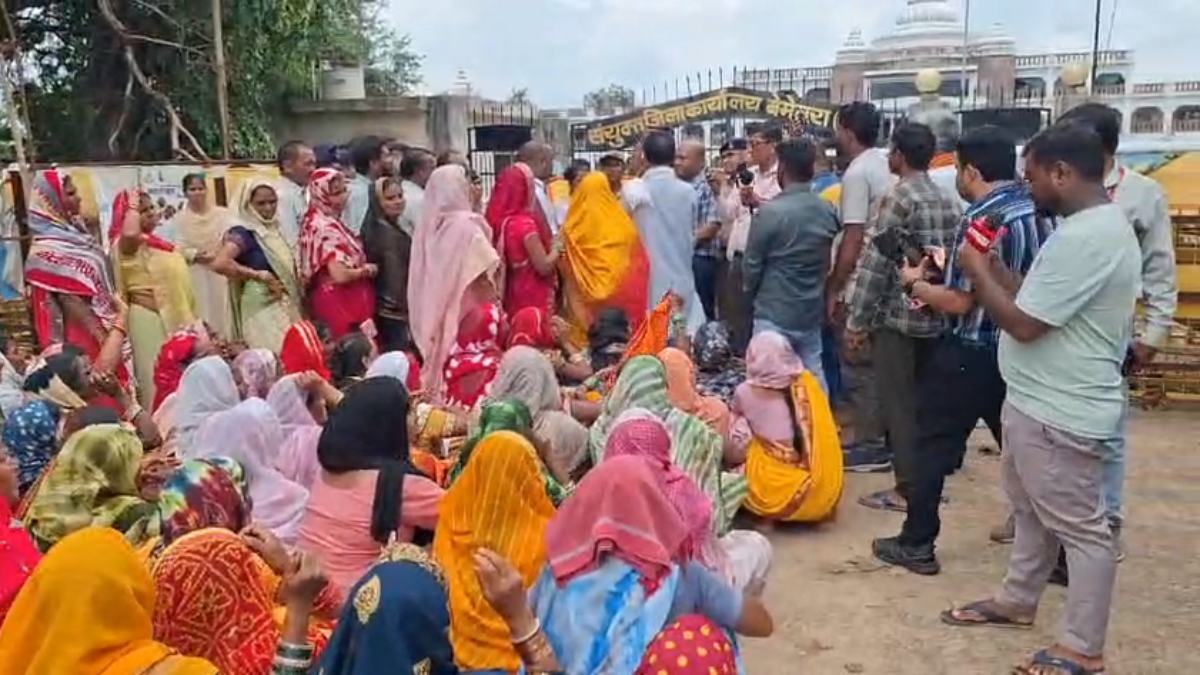 स्कूल के करीब ढाबों में होती है अवैध शराब बिक्री, बच्चों पर पड़ रहा बुरा असर, आक्रोशित महिलाओं ने कलेक्ट्रेट का किया घेराव…