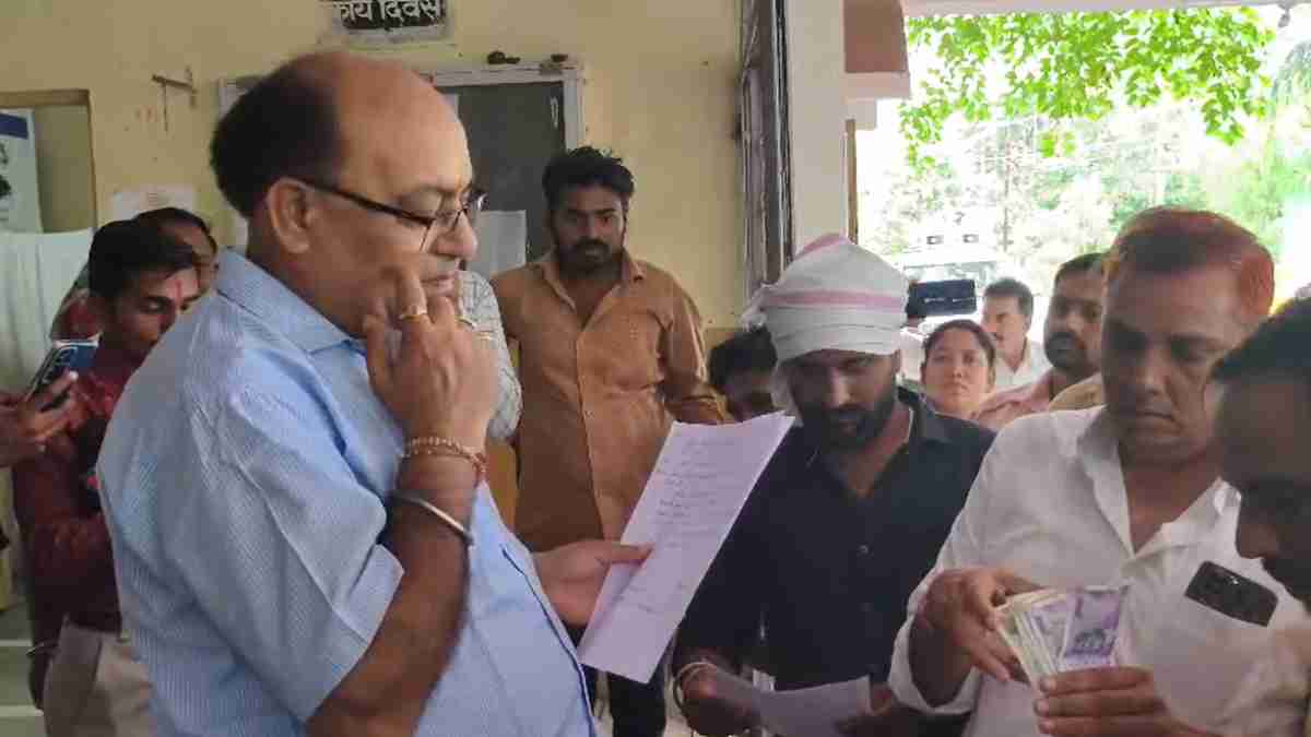 प्रधानमंत्री फसल बीमा है या मजाकः 23 रुपए प्रति एकड़ के हिसाब से मिला पैसा, नाराज किसानों ने कही वापस करने की बात