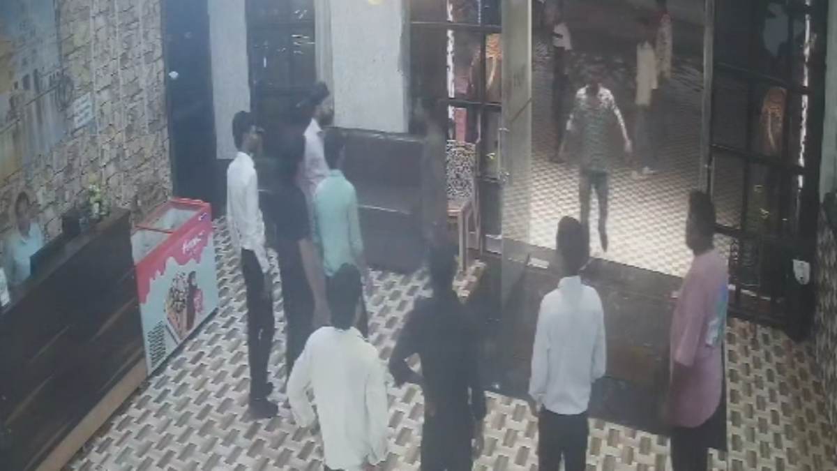 CG Crime: ढाबे में शराब पीने से मना करने पर शराबियों ने संचालक को पीटा, FIR दर्ज