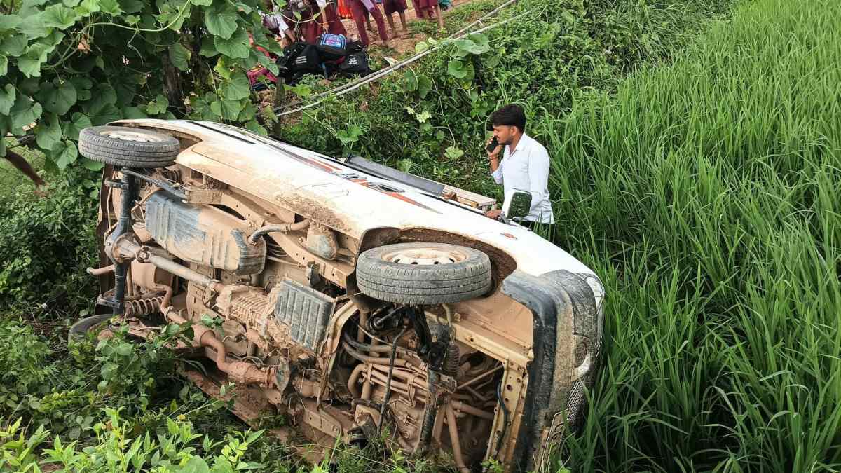 CG Accident: Maruti Van में भेड़-बकरियों की तरह ठूंसे 30 बच्चे, खेत में पलटी… जिम्मेदार कौन ?