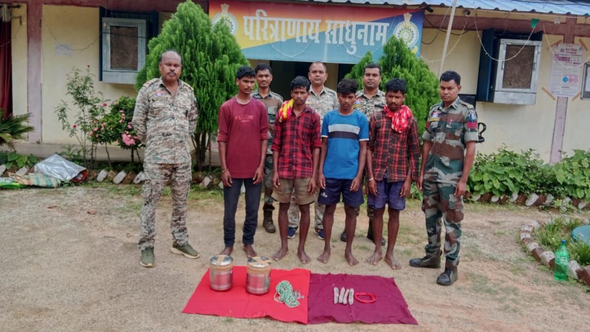 CG News: 2 लाख के इनामी समेत 4 नक्सली गिरफ्तार, टिफिन बम और विस्फोटक बरामद