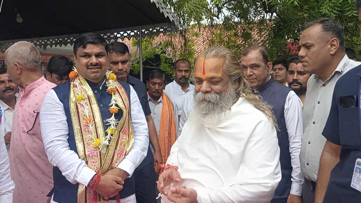 शिक्षा मंत्री गजेंद्र यादव ने संभाला कार्यभार, कार्यलय से पहले दूधाधारी मंदिर में की पूजा-अर्चना, महंत से राम सुंदर दास से लिया आशीर्वाद…
