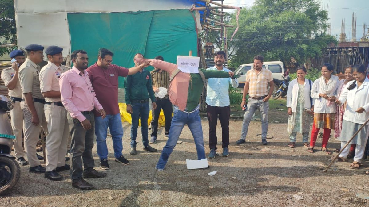 CG NEWS: पुलिस ने संविदा का पुतला जलाने से NHM कर्मचारियों को रोका, प्रदर्शनकारियों में बढ़ा आक्रोश, कहा- प्रशासन को हमारी नहीं पुतले की चिंता है…