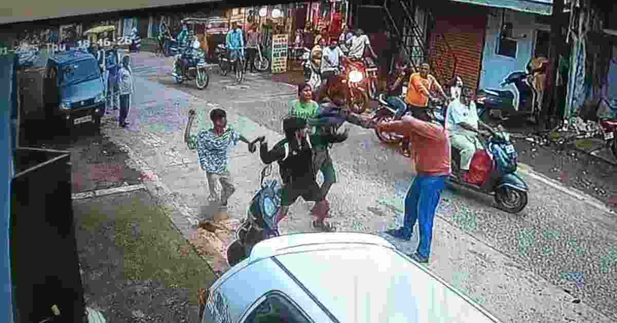 बीच सड़क पिता-पुत्र की पिटाई: आधा दर्जन नाबालिगों ने बरपाया कहर, ईंट-पत्थर, बेल्ट और लाठी-डंडों से पीटा, FIR दर्ज