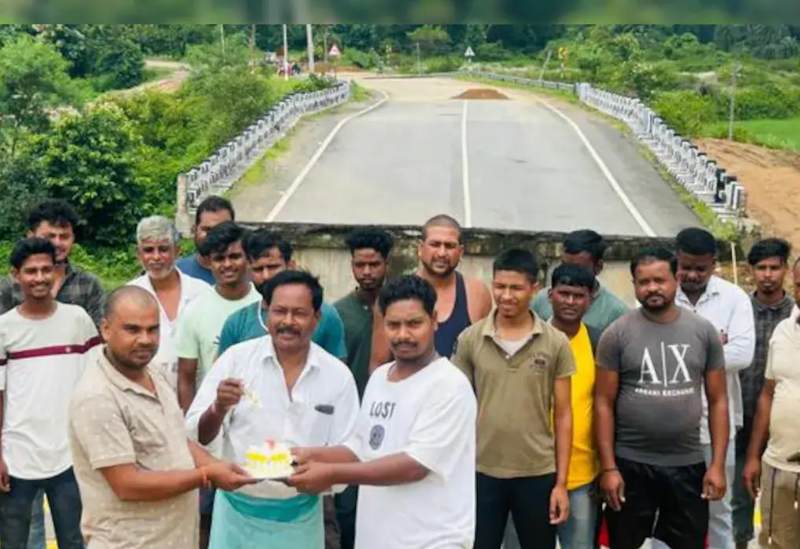 इस राज्य में ग्रामीणों ने ब्रिज पुनर्निर्माण में दो महीने की देरी होने पर काटा केक! जानें- पूरा मामला
