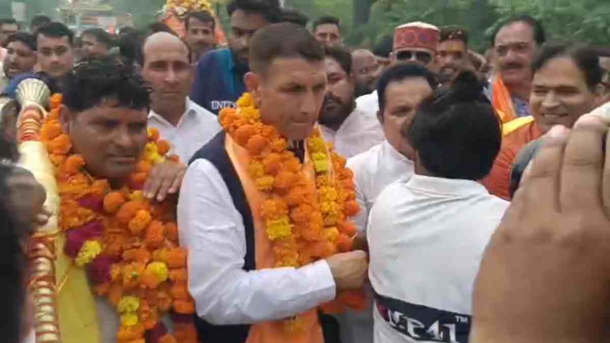 जीतू पटवारी-सज्जन वर्मा कावड़ यात्रा में हुए शामिल, स्वागत के लिए कार्यकर्ताओं में मची होड़, आपस में करने लगे धक्का-मुक्की