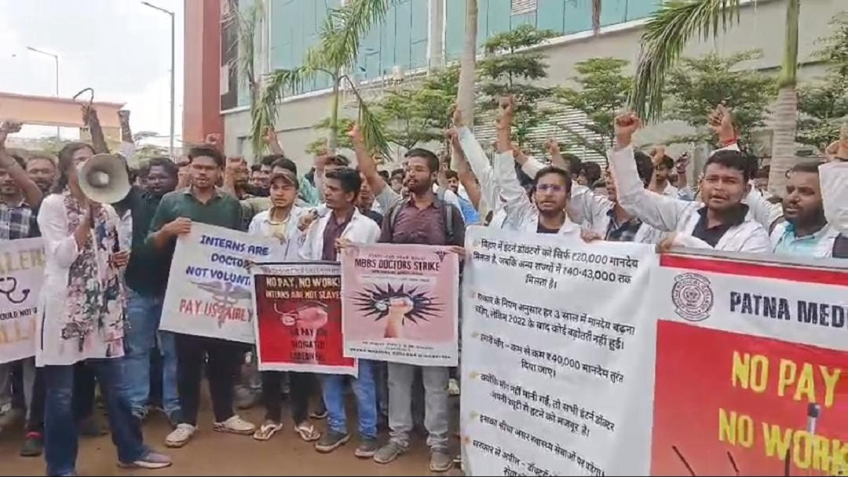 पटना मेडिकल कॉलेज के इंटर्न डॉक्टर अनिश्चितकालीन हड़ताल पर, स्टायपेंड बढ़ोतरी की मांग तेज