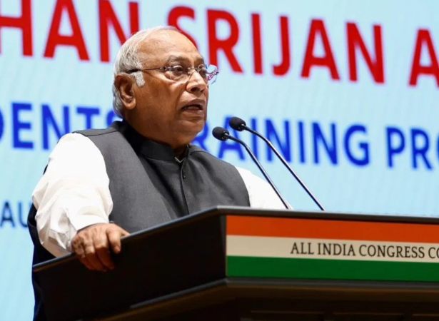 ‘वोटी चोरी के बाद सत्ता चोरी में जुटी भाजपा…’; PM, CM, मंत्रियों को हटाने वाले विधेयकों पर बोले खरगे, कहा- यह लोकतंत्र पर बुलडोजर चलाने जैसा है..