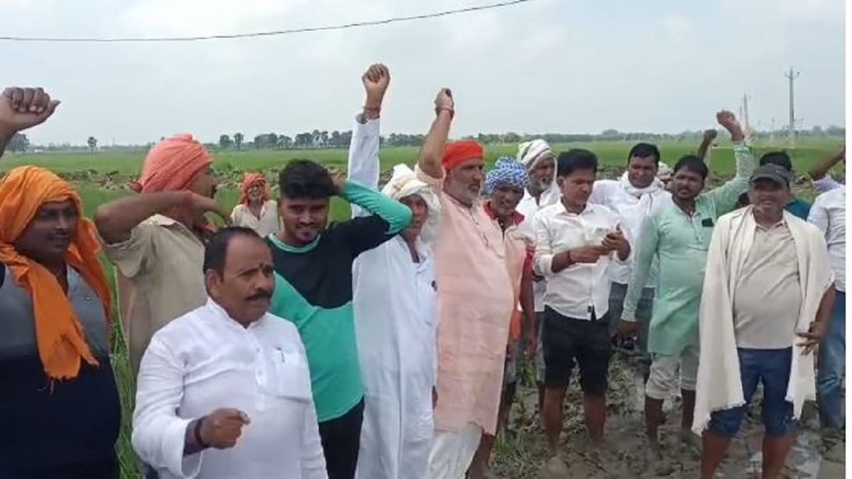 भारत माला एक्सप्रेसवे पर किसानों का गुस्सा, मुआवजा नहीं मिलने तक रोका निर्माण कार्य