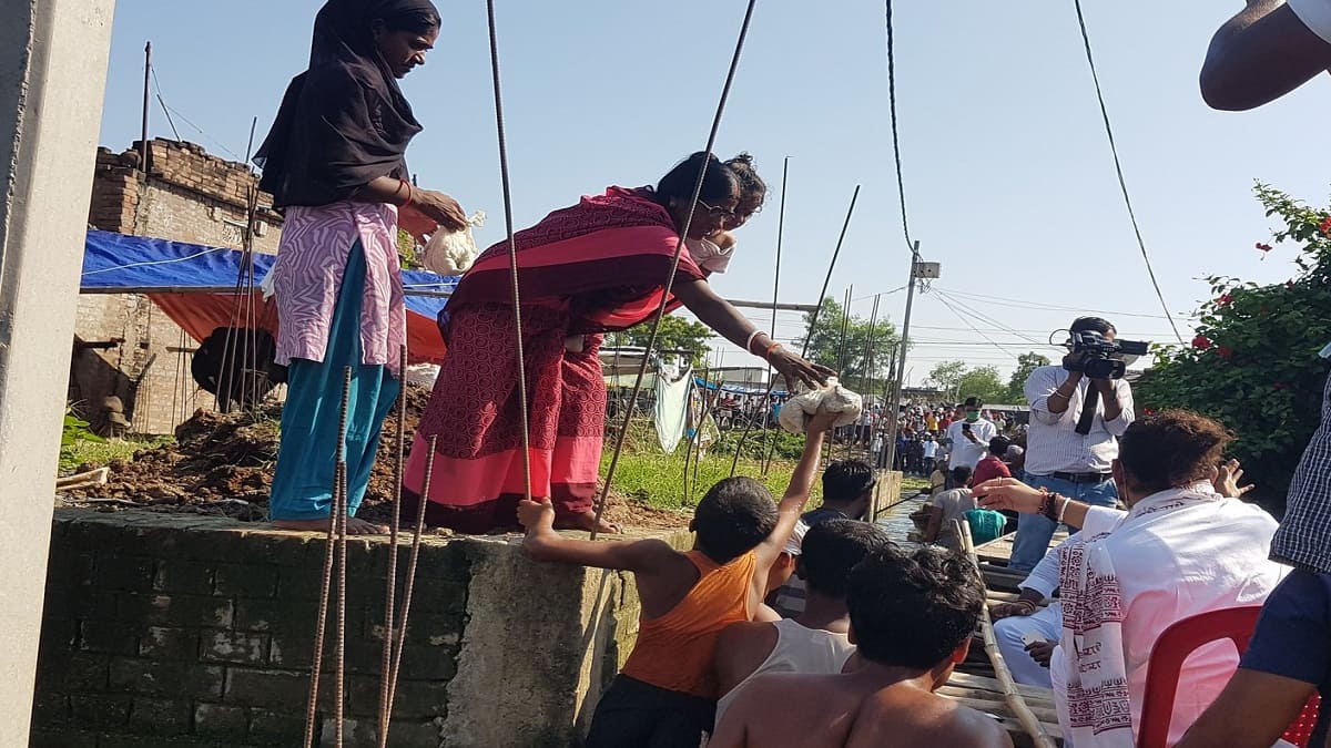 बिहार में बाढ़ पीडितों को खाना खिलाने के नाम पर पार्टियों का प्रचार पर फोकस, रसोइयों में दिखा रहा अच्छा खासा मुकाबला