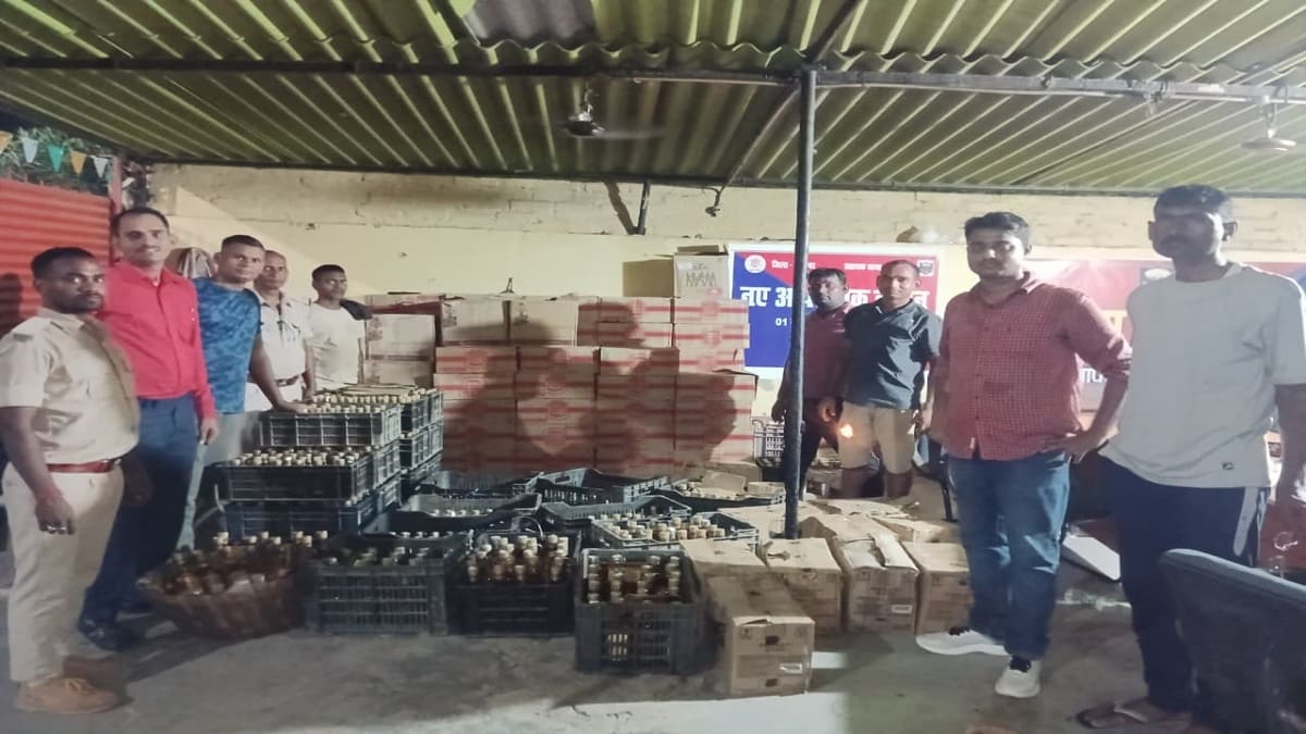 घर में छुपाकर रखी गई थी लाखों की विदेशी शराब, तस्करों की तरकीब देख पुलिस के भी उड़े होश, ऐसे आया मामला समाने